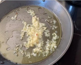 Foto del paso 2 de la receta: Fideuà de calamares con alioli de ajo negro