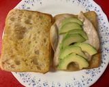 Foto del paso 2 de la receta Bocata de pan de cristal, con aguacate, huevo, pollo, y queso de cabra