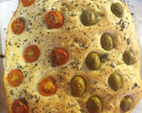 Foto del paso 5 de la receta: Focaccia tomates cherry y olivas con sal de lava 🌋