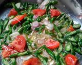 Foto langkah ke 4 dari resep Tumis tauge cabai hijau.