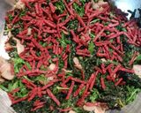 A picture of step 3 of Carrot-Top and Spinach Wilted Salad.