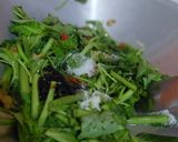 Foto langkah ke 3 dari resep Tumis Kangkung Bawang Putih.