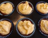 Foto del paso 5 de la receta Muffins de chocolate con crema de queso y chips de chocolate