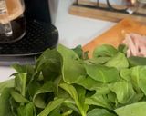 Foto del paso 1 de la receta: Huevos con espinaca y jamón 🥬