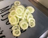 Une image de l'étape 4 de Salade de tomates, courgette et concombre aux sardines, câpres et mozzarella sauce malt.