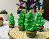 A picture of step 10 of Christmas Tree Cupcakes.
