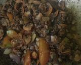 Foto langkah ke 5 dari resep Oseng pedas kerang Dara dan tempe.