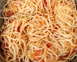 नूडल्स विथ ऑनियन एंड टमाटर (noodles with onion and tamatar recipe in Hindi) रेसिपी चरण 5 फोटो