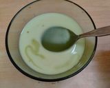 Foto langkah ke 2 dari resep Strawberry Matcha Latte.