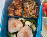 Hình bước làm 4 của món Bento box 16: cơm nắm furikake, mì xào nấm, thịt nướng