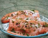 Foto del paso 3 de la receta: Riquísimo salmón marinado con sal y azúcar