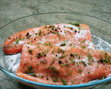 Foto del paso 3 de la receta: Riquísimo salmón marinado con sal y azúcar