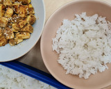 Foto del paso 5 de la receta: Tofu especiado sobre colchón de arroz blanco (sin salsa de soja)