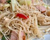 A picture of step 8 of Thai style Stir-fried rice noodles with chicken and sausages.