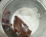 A picture of step 1 of Banana and nutella milk shake.