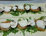 Foto del paso 3 de la receta Hojaldre relleno con queso de cabra, rúcula, tomate y champiñones 