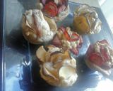 Foto del paso 7 de la receta: Galletitas en forma de rosa con frutillas y manzanas