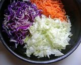 Foto del paso 1 de la receta: Ensalada de Repollo Morado, Lechuga y Zanahoria