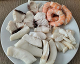 Foto del paso 2 de la receta: Ensalada de pescado y marisco con salsa negra