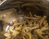 Hình bước làm 1 của món Chân gà ngâm xả tắc