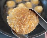 Foto langkah ke 4 dari resep Bola-bola pisang goreng isi.