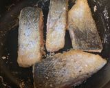A picture of step 2 of Pan fried salmon with white cream sauce.