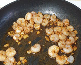 Foto del paso 2 de la receta: Merluza con gambas y ajo