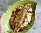 Foto langkah ke 6 dari resep Kembung goreng bumbu kuning.
