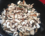 Foto del paso 1 de la receta: Revuelto de champiñones y aguacate