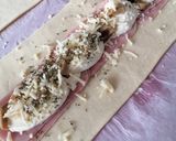 Foto del paso 2 de la receta: Espiral de hojaldre relleno de jamón york y mozzarella