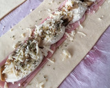 Foto del paso 2 de la receta: Espiral de hojaldre relleno de jamón york y mozzarella