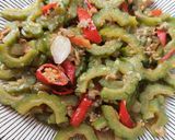 Foto langkah ke 3 dari resep Tumis pare kepah asin.