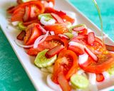 Foto del paso 3 de la receta: Ensalada de tomate con cebolla, alficoz y hueva de merluza salada