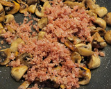 Foto del paso 3 de la receta: Champiñones salteados con virutas de jamón