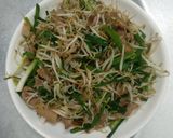 Hình bước làm 3 của món Thịt lợn xào giá đỗ siêu đơn giản