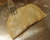عکس مرحله 2 از دستور نان گزنه