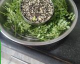 चने की भाजी काली उड़द दाल में साथ में मक्के की रोटी रेसिपी चरण 1 फोटो