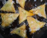 A picture of step 3 of Qeemay k fried samosay.