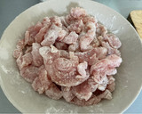 Foto del paso 2 de la receta: Pollo al ajillo con papas a lo pobre