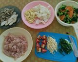 Foto langkah ke 2 dari resep Capcay goreng ayam.