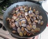 Foto del passaggio 3 della ricetta Tagliolini neri alle vongole