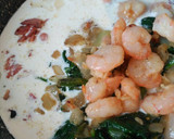 Foto del paso 6 de la receta: Pasta con espinacas, gambas y beicon
