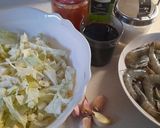 Foto del paso 2 de la receta: Langostinos al ajillo con col
