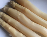 Foto del paso 1 de la receta: Espárragos blancos, con espuma, guisantes y parmesano. (de Isma Prados)