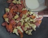 Foto langkah ke 4 dari resep Tumis Kembang Kol+Wortel+Sosis.