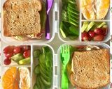 صورة لخطوة 1 من وصفة افكار لانش بوكس صحيه للمدرسه او الجامعه🥝🥒🍒🥪