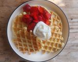 Foto langkah ke 3 dari resep Strawberry Waffle.