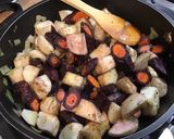 Une image de l'étape 9 de Navets et carottes violettes aux épices indiennes, bouillon de porc et coriandre.
