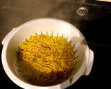 Foto del paso 2 de la receta: Tallarines amarillos con atún