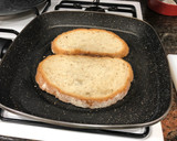 Foto del paso 1 de la receta: Torrada con tomate natural y  queso fresco